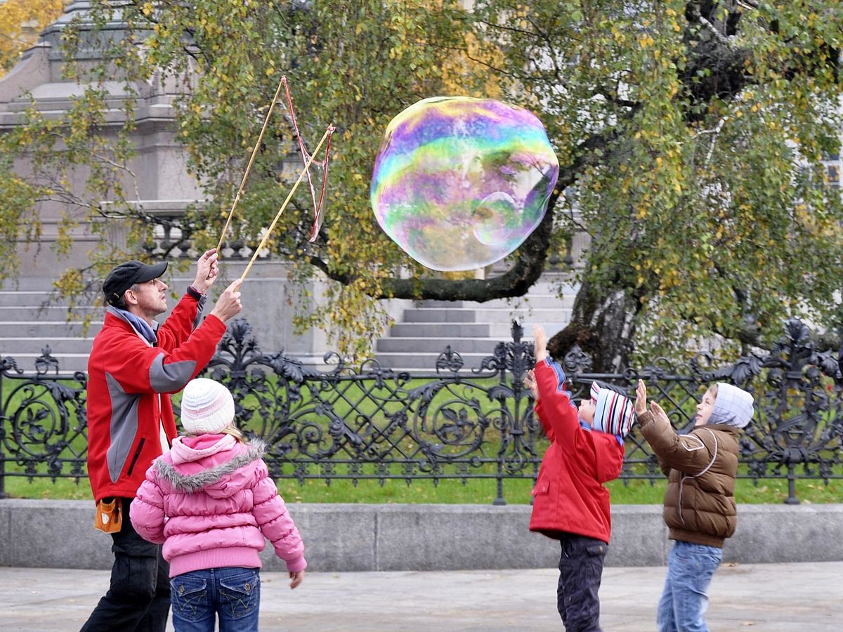 Grosse Seifenblasen ziehen die Kinder magisch an