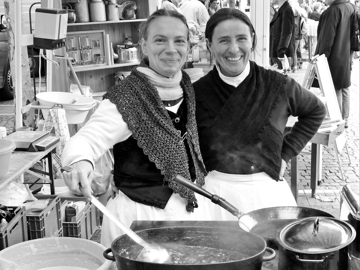 freundliche Köchinnen bei einem Straßenfest