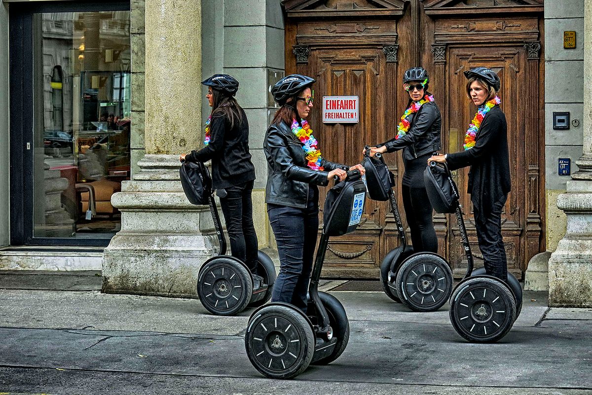 4 Mädchen auf Segwayroller