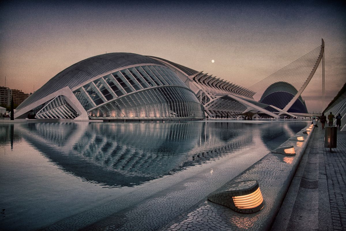 Moderne Architektur in Valencia in der Dämmerung bei Vollmond