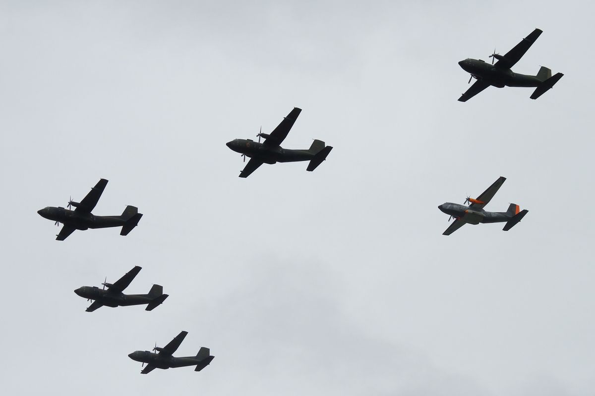 Fly Out in Hohn, ein Emotionaler Abschied von der C-160D Transall ! Mit einer Sixship Formation, in strömenden Regen, meldeten sich die deutschen Transall Maschinen für immer ab. Teilnehmer des Grands Finale waren die 50+36, 50+40 c/s, 50+51, 50+79, 50+83 & 50+88.