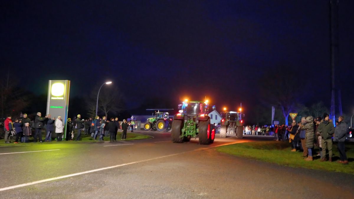 Als letztes und 167th Fahrzeuge verlässt ein John Deere den Sammelpunkt in Spelle.