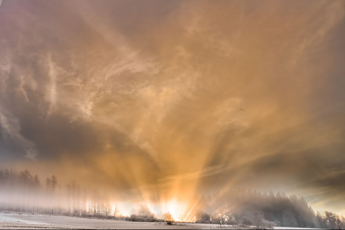 fantastischer Sonnenaufgang bei frostigen Temperaturen